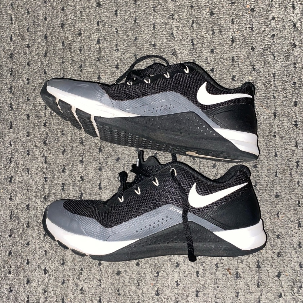 Women’s Nike shoes size 7